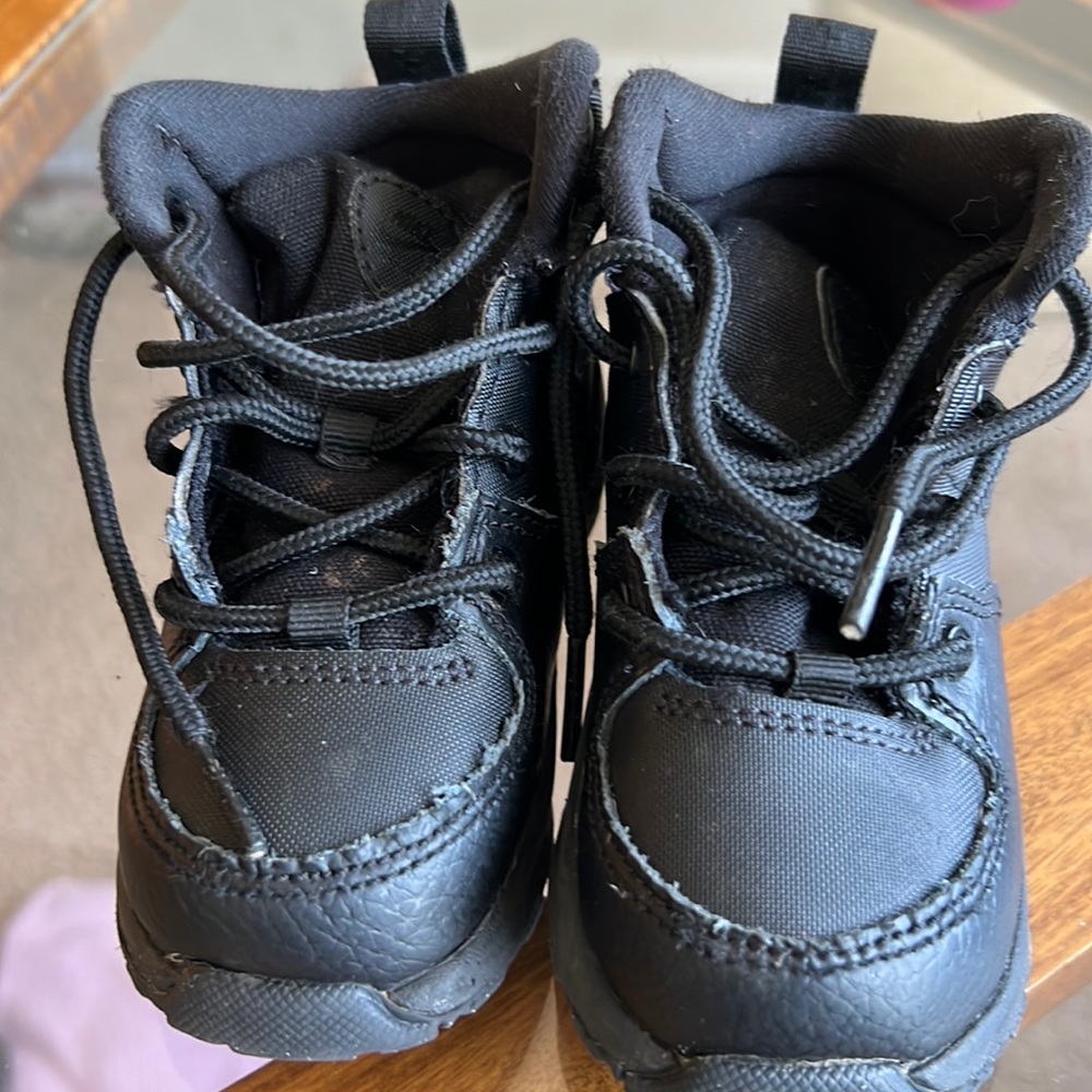 Black Nike ACG size 7c